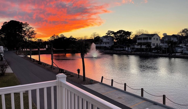 Lakefront Beach House Free Golf Cart, Bikes & Waterpark!