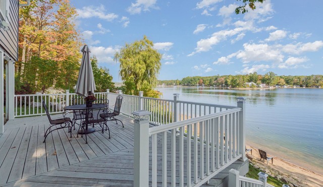 Lakefront, Private Beach on stunning Budd Lake, Kayaks, Fire Pit & sunrises!