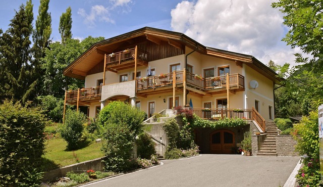 Landhaus Mitsche, Gartnerkofel apartment with mountain views