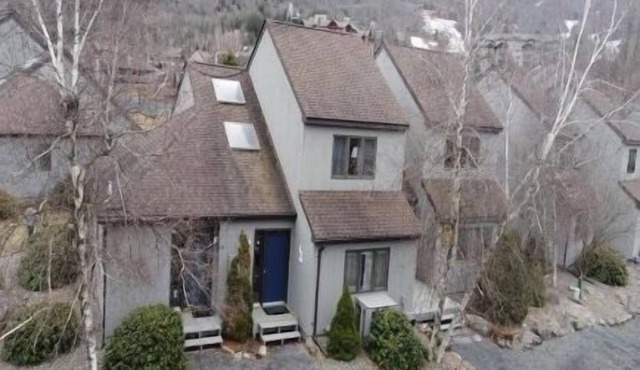 Large Catskill townhome steps from skiing w/pool