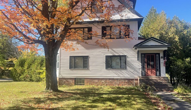 Large Historic home near Swedetown Trails-pet friendly