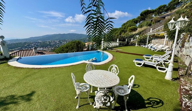 LARGE VILLA WITH INFINITY POOL, A/C, BILLIARDS, GYM 25 MIN FROM BARCELONA