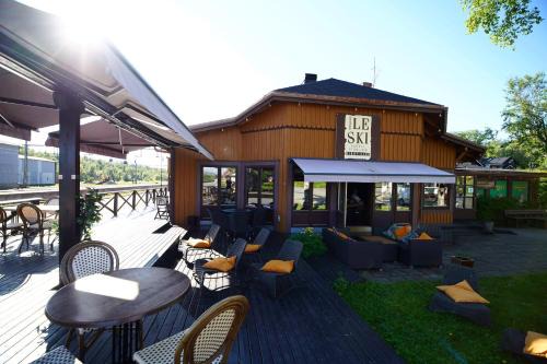 Le Ski Lodge & Steakhouse