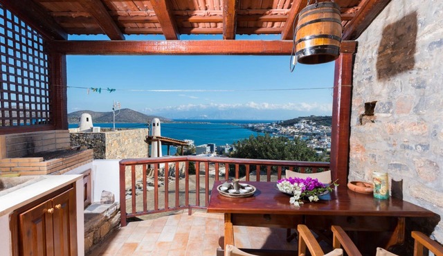 Leonidas Traditionelles kretisches Haus mit Meerblick by Interhome