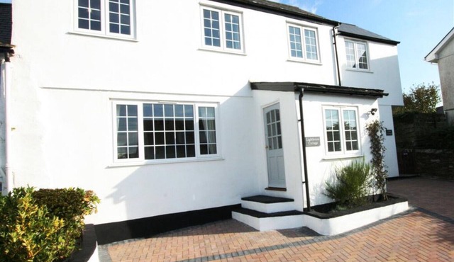 Lighthouse Cottage, nr the beach at Mawgan Porth