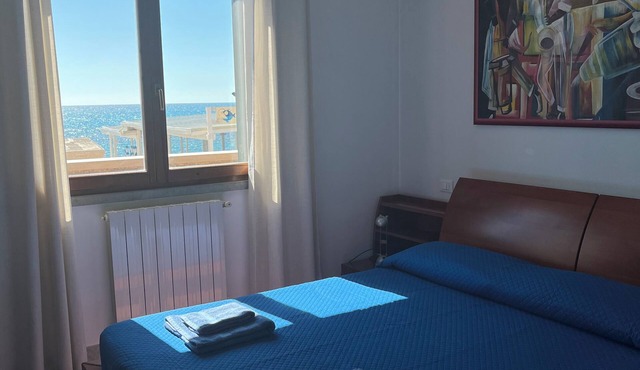 Lo scoglietto apartment 20 mt from the sea