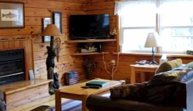 Log Cabin in Wooded Area Near Raystown Lake Boat Access
