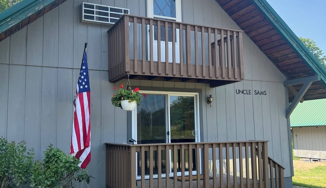 Lost Pines Lodge - Uncle Sam - Cabin 1 - Pet Friendly