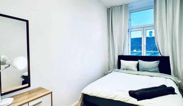 Lovely 4BR Apt; Near Kaufpark Alterlaa
