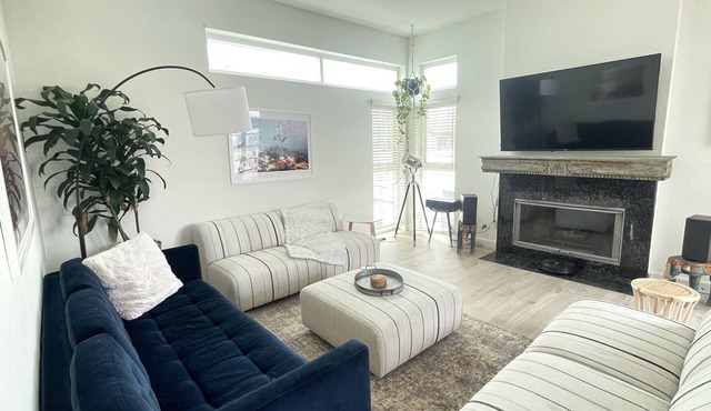 Luxe large 2BR, Steps to Beach w Roof Deck & Free Parking, Excellent Location
