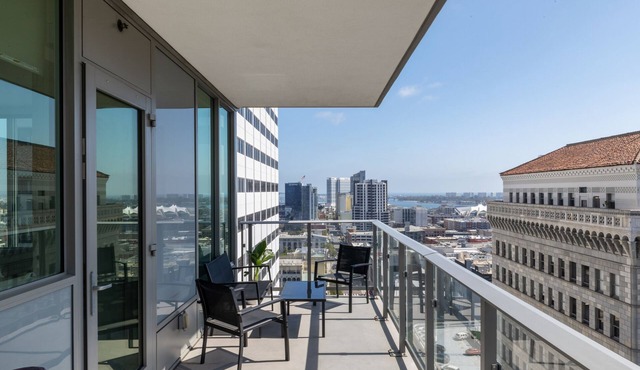 Luxurious 2-bedroom Penthouse in downtown San Diego with WiFi and fitness room