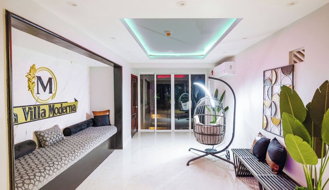 Luxurious 6-bedroom villa with pool, bar, fire pit in gorgeous St. James Parish