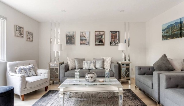 Luxurious & Modern 2 Bedroom private Suite in Coquitlam 1 Family