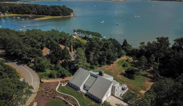 Luxurious Waterfront Home!