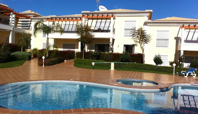 Luxury 2 Bed Apartment with pool near to beach