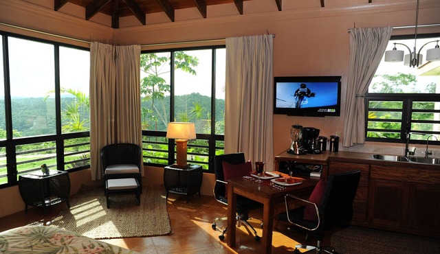 Luxury, affordable, close to town and all of the attractions in the CAYO area.