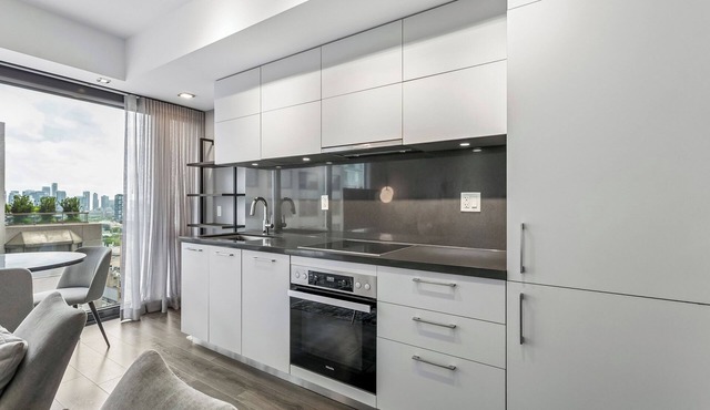 Luxury Apartment Yorkville 1bed1bath| Pool|Gym