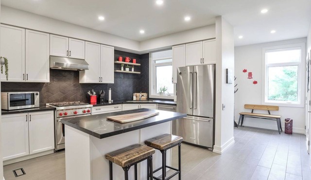Luxury End-Unit Townhome in Muskoka Bay Resort