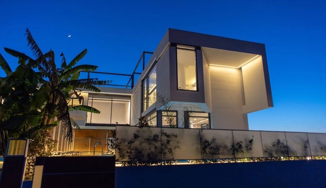 Luxury Villa Mirror - 200meters from the beach!