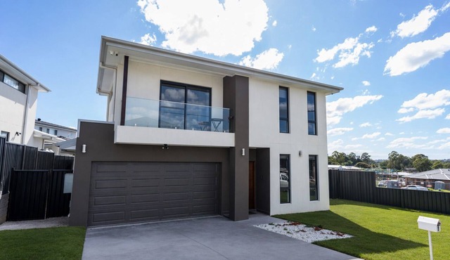 Macarthur Stay - Spacious 4BR Home with Outdoor Area