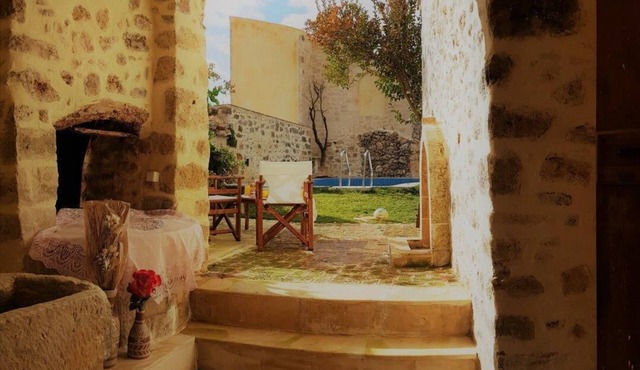 Madalo, old stone home with pool