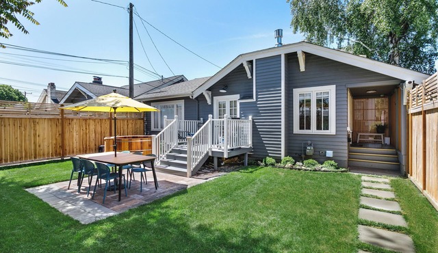 Maple Leaf Craftsman w/Private Hot Tub, AC, Fenced Yard & Walkable Dining