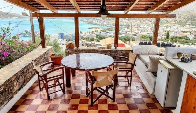 Meerblick-Ferienhaus Argyro in Mavrikiano. by Interhome