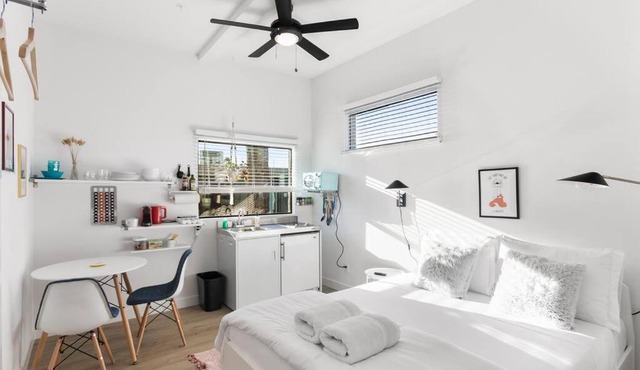 Micro Studio with balcony & pool view - Walk to OT