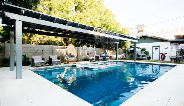 Midtown Detached Studio Cottage-Heated Pool & Hot Tub-Covered-Gated Parking