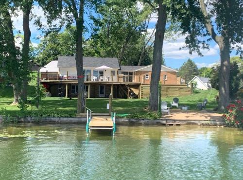 Miner Lake Lakefront Beach Cottage for Family Fun