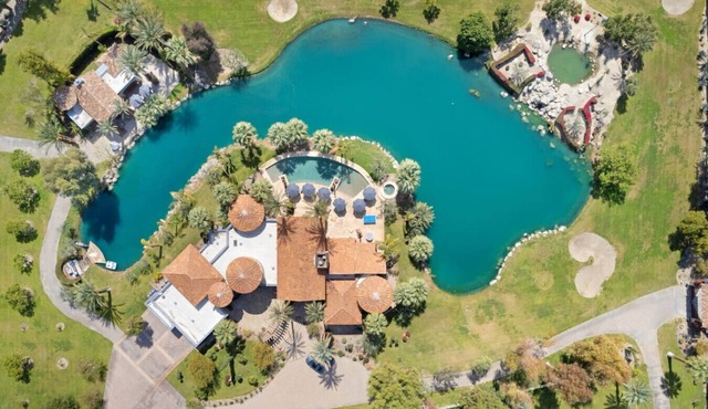 Mirabella Estate with Private Lake