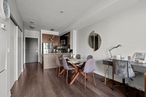 Modern 1Bd & Den Condo with Balcony Lillian St