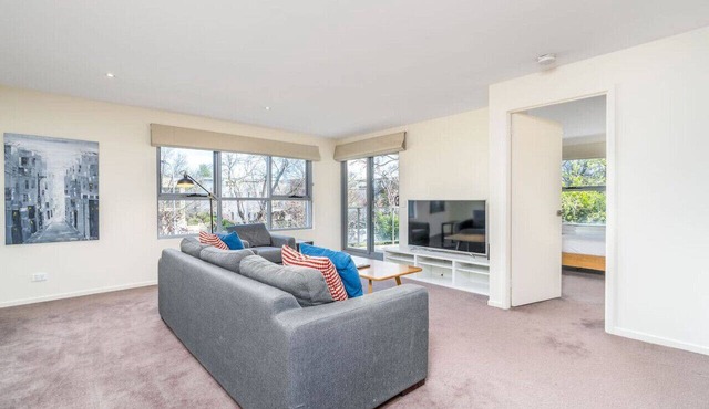 Modern 2BR 2BA Apartment Close to City & ANU