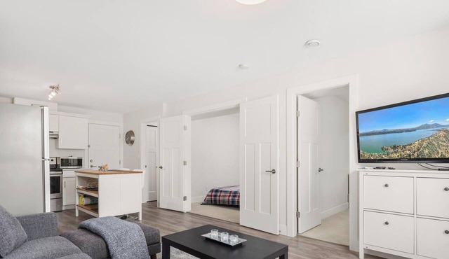 Modern 2BR Suite Near Lonsdale & Mountains