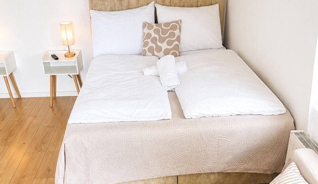 Modern 3BR Apt with Private Garden | Sleeps 10