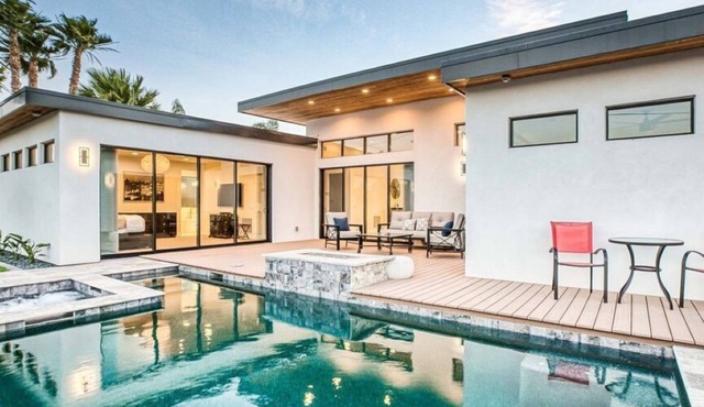 Modern 4BR Luxury Villa - Walk To Old Town - Heated Pool, Spa & Fire Features
