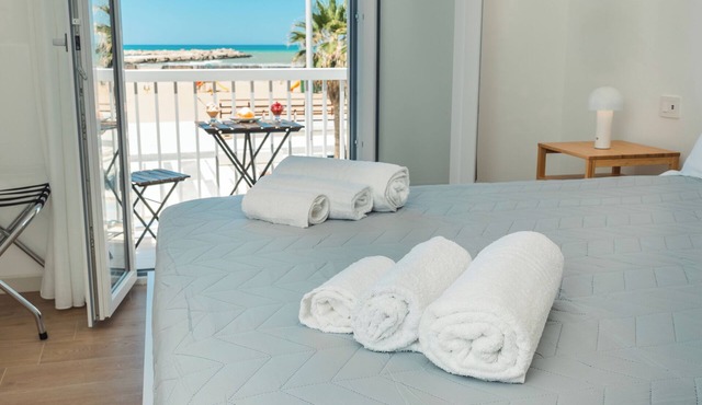 Modern accommodation for those who want comfort, convenience and a postcard view.