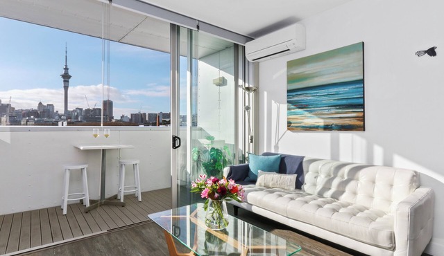 Modern apartment overlooking Victoria Park with Aircon and Carpark