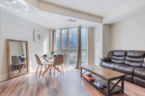 Modern Down Town Condo Near CN Tower with Fast WiFi