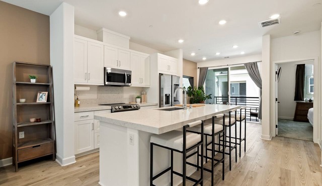 Modern Family Townhome: 4BR/44BA Pool & EV Charger