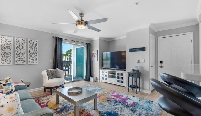 Modern, Fully Updated Destin Condo Near the Beach. A Dog Friendly Peaceful Oasis