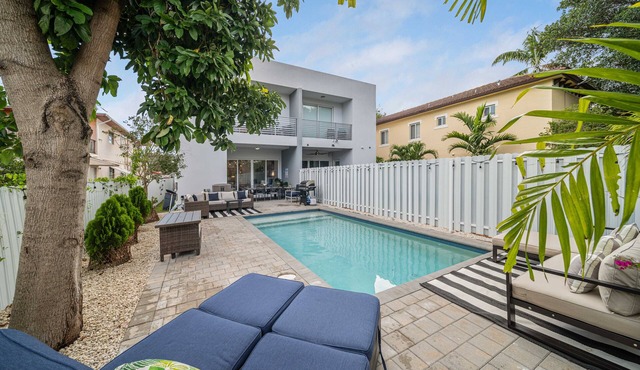Modern haven 5B 4B with heated Pool
