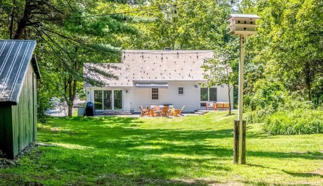 Modern Hudson Valley Creekside Retreat + Hot Tub!
