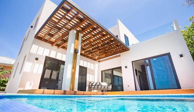 Modern luxury with stunning Views at West Bay Breeze