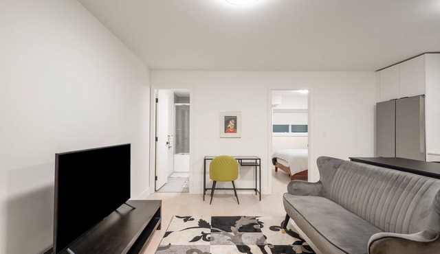 Modern, new suite close to trails, mountains and beaches