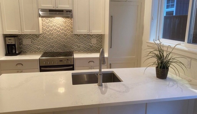 Modern Parkside Retreat – 1BR Suite Near Beach, Coffee & Ferries