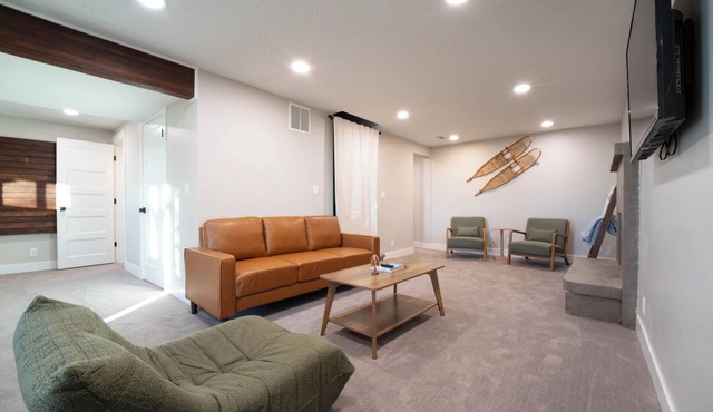 Modern Ski Retreat, Hot Tub + 15 Min to SLC