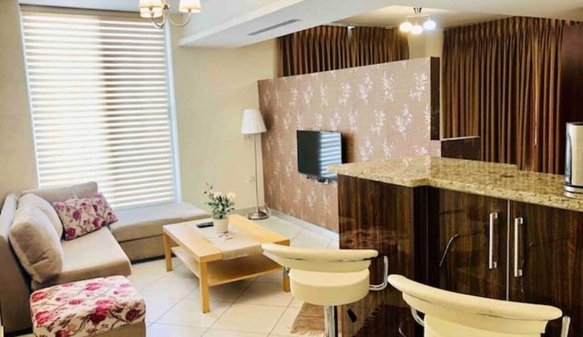 Modern studio 13 mins away to downtown - few steps to great food, cafes, shops
