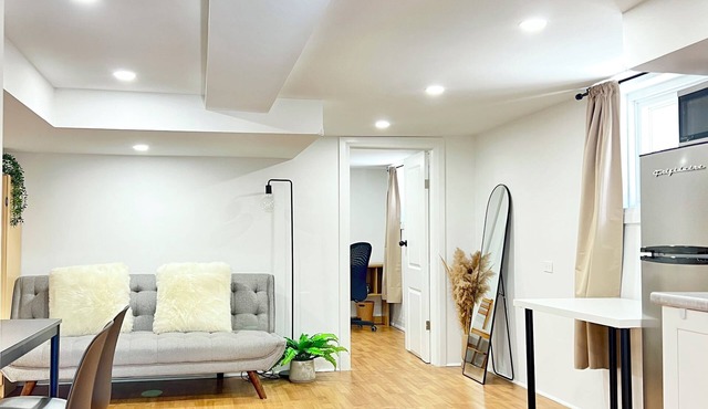 Modern Upper Beaches Home - 2min from Subway Station - Cozy home away from home