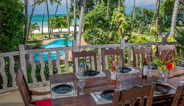 Monkey Beach House, Beachfront, Ocean Views, Shared Pool, Staff Provided